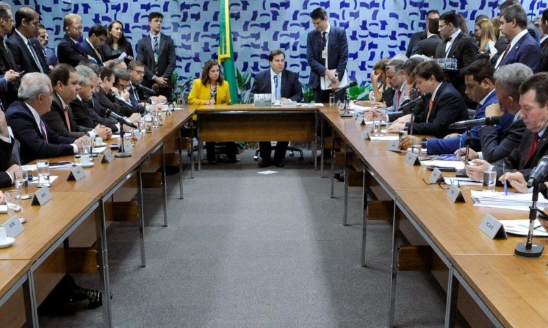Maia apoia retirada do BPC e da aposentadoria rural do texto da reforma da Previdência