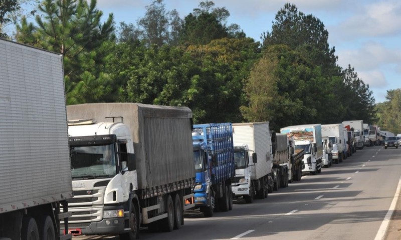 No WhatsApp, caminhoneiros insatisfeitos com pacote já falam em greve em maio