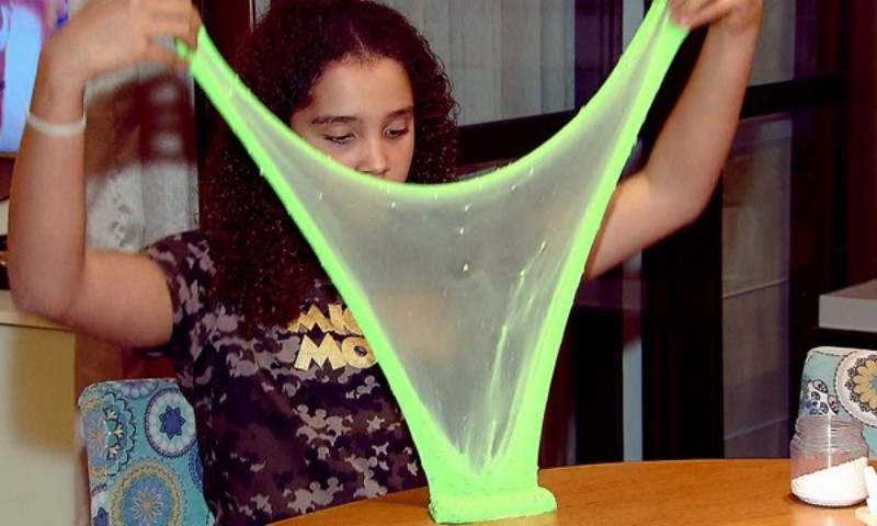 Slime pode provocar queimaduras e intoxicação; entenda riscos da ingestão e do contato