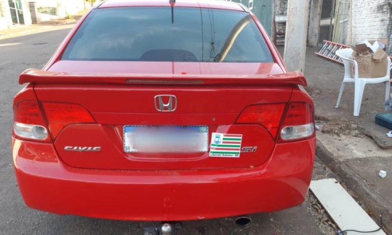 Prefeitura distribui adesivos a motoristas para identificar veículos da cidade