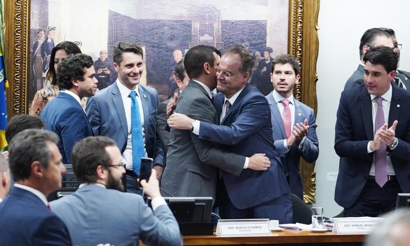 POLÍTICA: Comissão aprova texto básico da reforma da Previdência