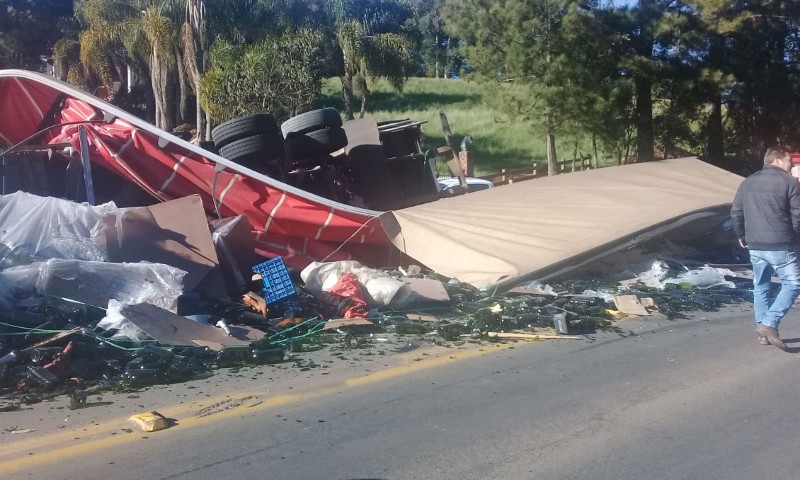 Acidente na ERS 324 envolve cinco veículos