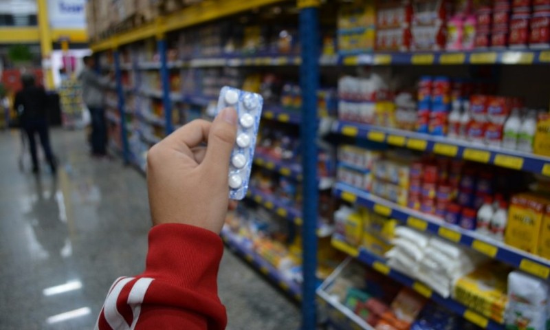 Supermercados vendendo remédio? Proposta quer incluir medicamentos nas prateleiras