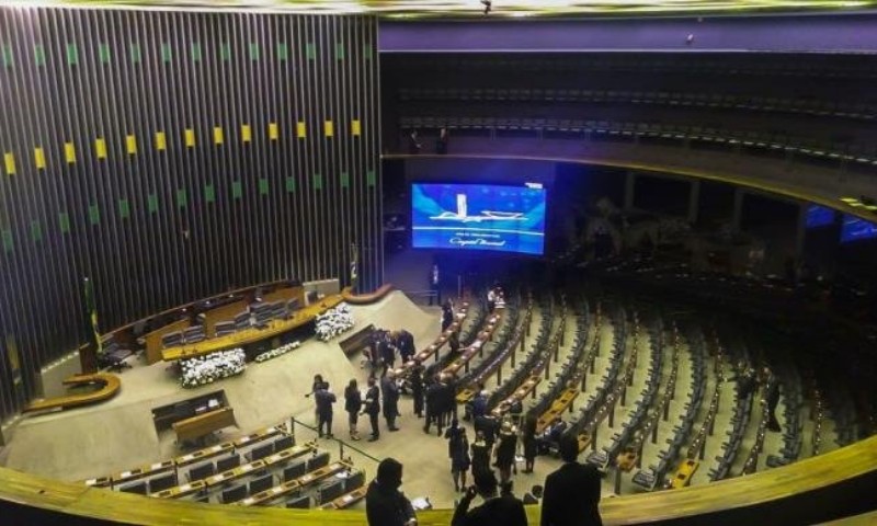 Congresso derruba veto presidencial sobre fake news em campanha