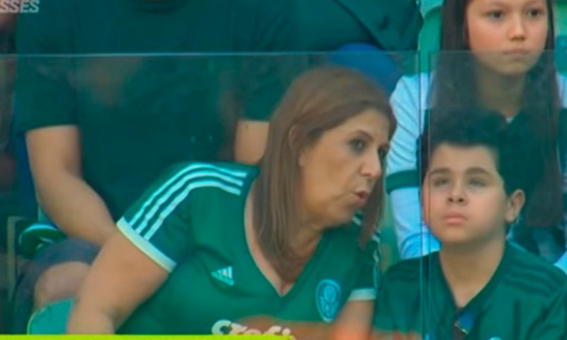 Mãe ganha prêmio da Fifa por narrar os jogos para o filho deficiente visual