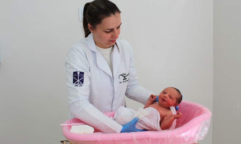 Centro de Parto: banho à beira leito melhora experiência entre mãe e bebê