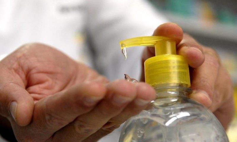 Água e sabão são mais eficientes do que álcool gel contra o coronavírus, diz infectologista