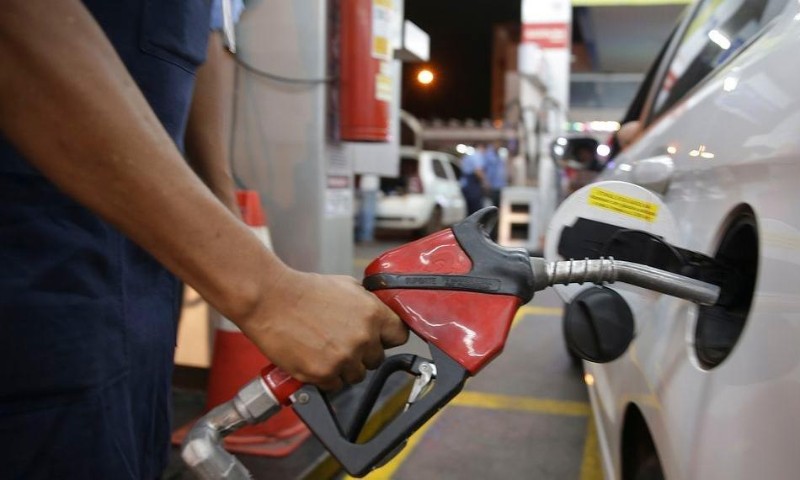 ECONOMIA: Petrobras reduz preços da gasolina em 12% e do diesel em 7,5%