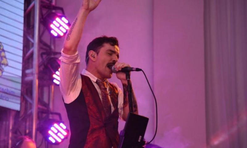 MÚSICA: Douglas Ernesto Carraro vence festival online de música italiana