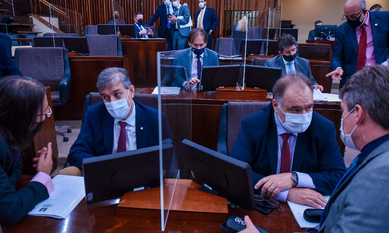 Aprovada prorrogação de contratos emergenciais na educação e demais votações ficam para terça-feira (22)