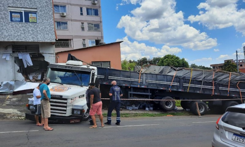 Carreta carregada com 30 toneladas perde os freios e atinge prédio em Passo Fundo