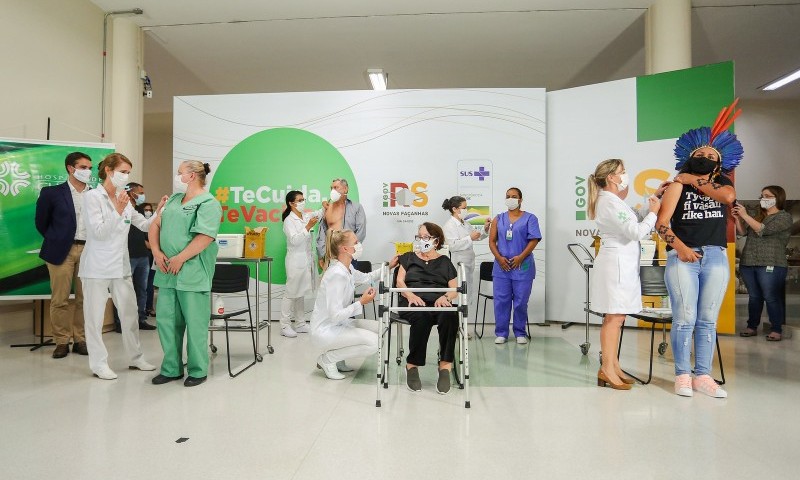 Cinco gaúchos de grupos de risco recebem juntos as primeiras doses da vacina contra Covid-19 no RS