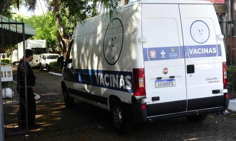 Lote com 116 mil doses da vacina de Oxford começa a ser distribuído no RS