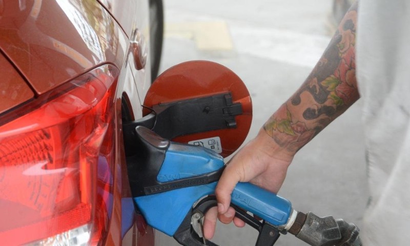 Petrobras reajusta gasolina em 7,6% e aumento vale a partir desta terça (19)