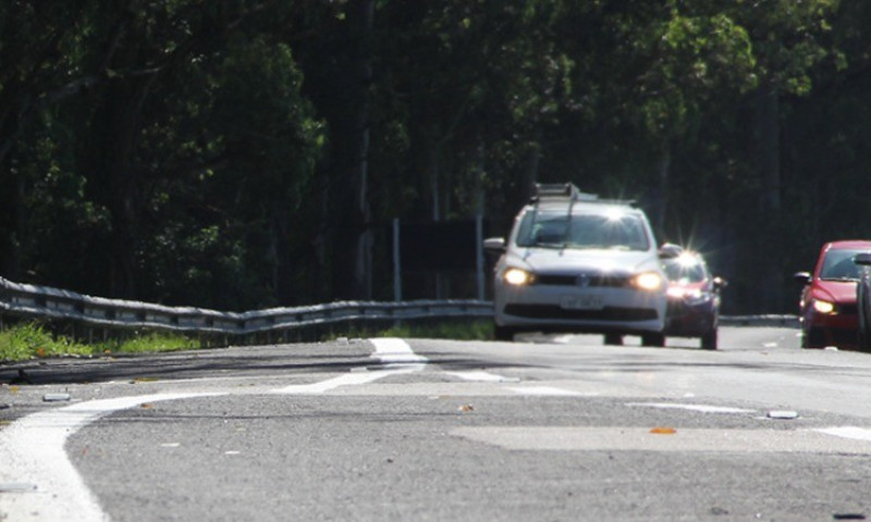 Farol passa a ser exigido durante o dia somente nas rodovias de pista simples
