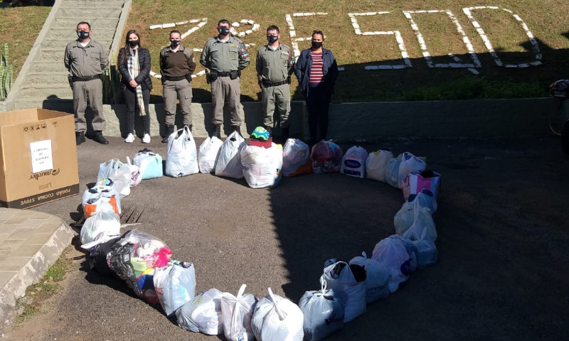 SOLIDARIEDADE: Brigada Militar de Marau faz doação de roupas para o Grupo do Bem