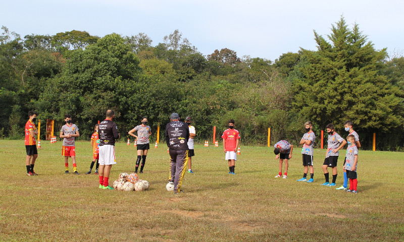 Futebol é o dia-a-dia de centenas de crianças no Safurfa E.C.