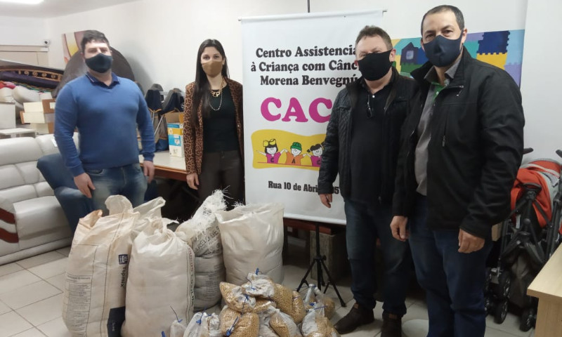 Emater/RS-Ascar doa soja para Centro Assistencial à Criança com Câncer de Passo Fundo