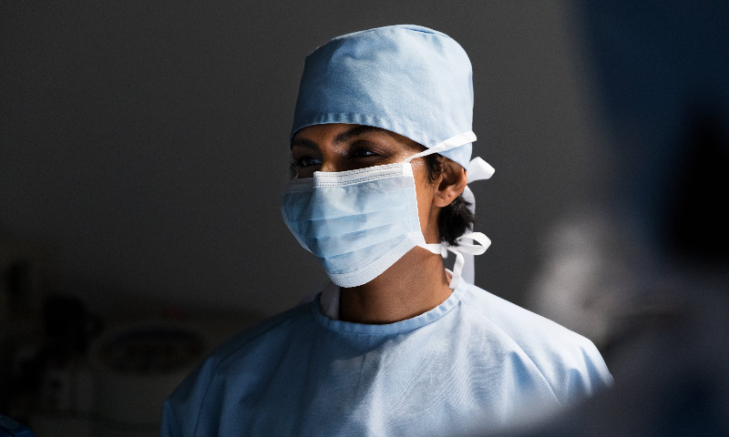 Covid-19: chilenos vacinados com CoronaVac terão dose de reforço. País já imunizou totalmente mais de 60% da população