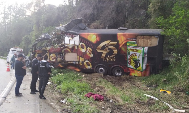 Vocalista da banda Garotos de Ouro morre em acidente com ônibus em SC