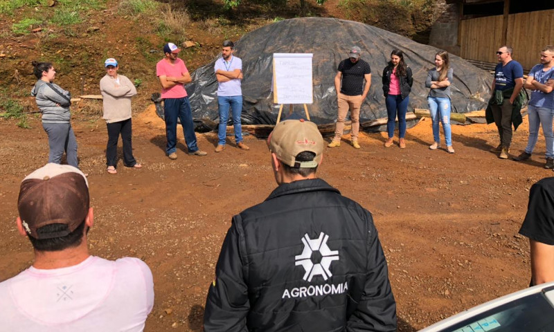 Alunos da Faculdade CESURG Marau visitam propriedade leiteira em Casca/RS