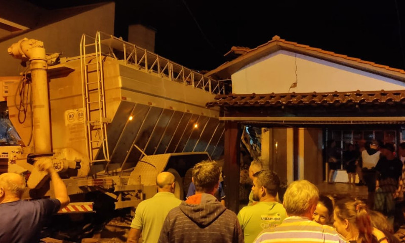 Motorista morre após caminhão invadir residência