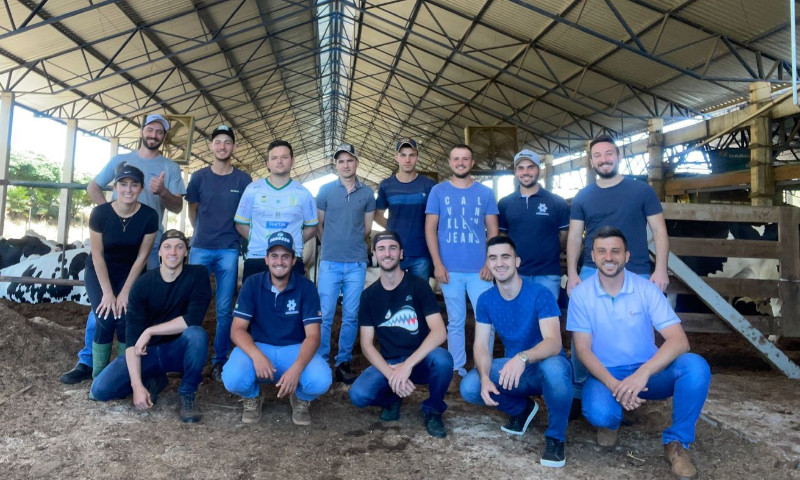 Alunos da Faculdade CESURG realizam visita técnica em propriedade leiteira em Nova Bassano