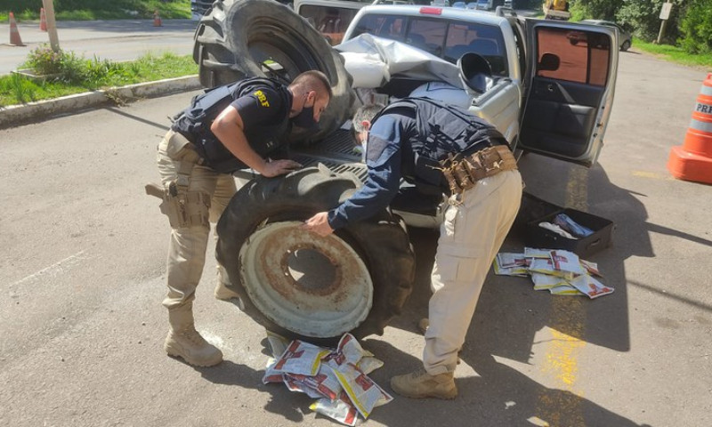 PRF prende contrabandista com agrotóxicos em pneus. Carro tem placas de Vila Maria