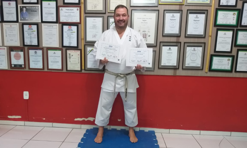 Coordenador da Escola Shobu-Kan de Karate-Do recebe certificação internacional