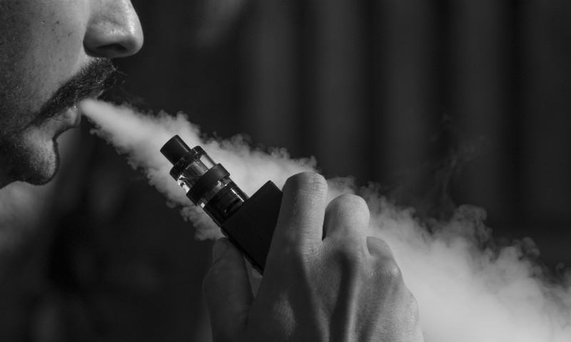 Cigarros eletrônicos: quais os riscos e problemas do uso por adolescentes e adultos