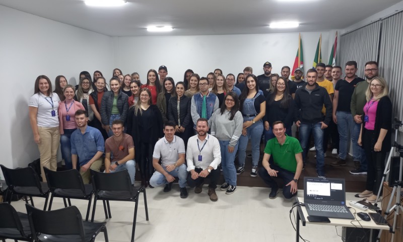 Alunos da Faculdade CESURG divulgam valores da Cesta Básica de Marau e região