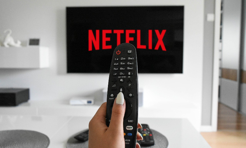 Netflix tem 1ª queda de assinantes em uma década e projeta mais perdas