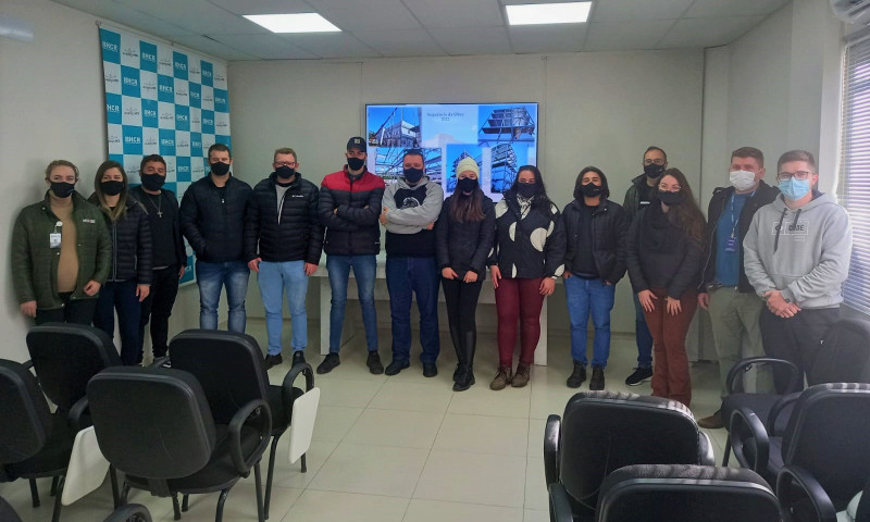 Projeto Pé na Obra da Faculdade CESURG visita as obras do HCR