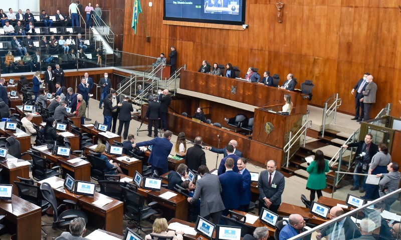 POLÍTICA: Sessão dupla e projetos polêmicos na pauta antes do recesso na Assembleia do RS