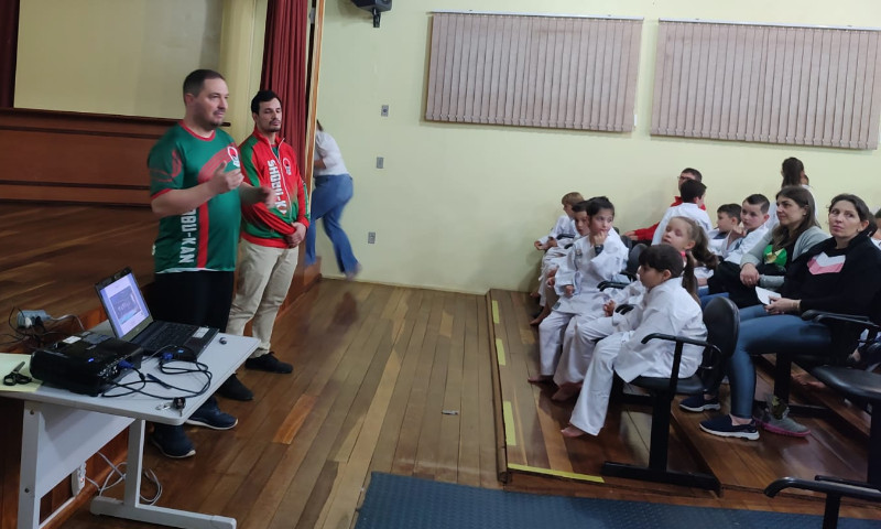 Shobu-Kan e município de Camargo realizam entrega de kimonos