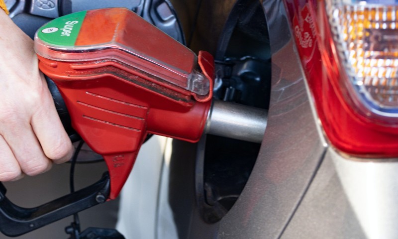 ECONOMIA: Petrobras reduz em R$ 0,18 o valor do litro da gasolina
