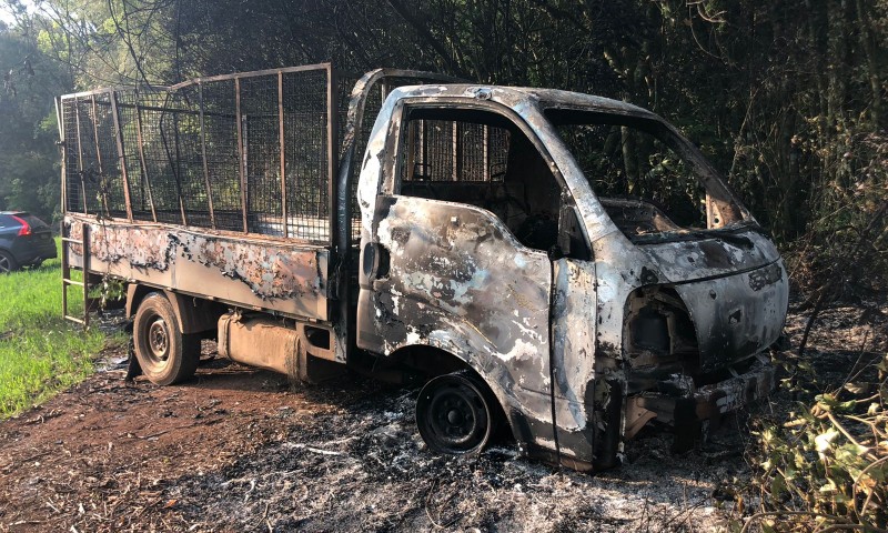 ERS 324: camionete é encontrada incendiada e com corpo carbonizado