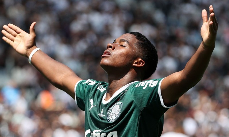 De virada, com 2 gols de Endrick, Palmeiras se aproxima do título