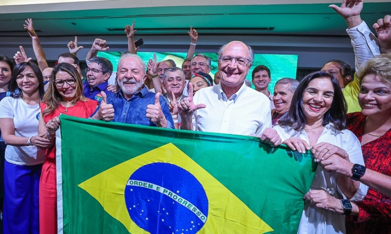 Com mais de 60 milhões de votos, Lula é o presidente mais votado da história