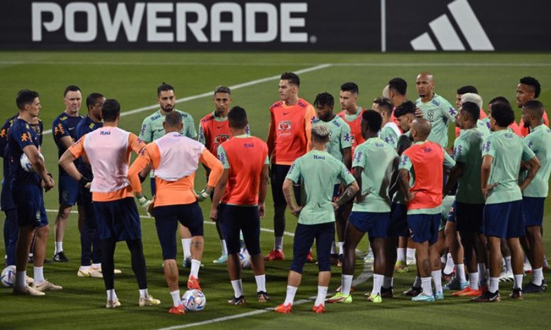 Visitante invade treino da seleção e vaza provável equipe do Brasil