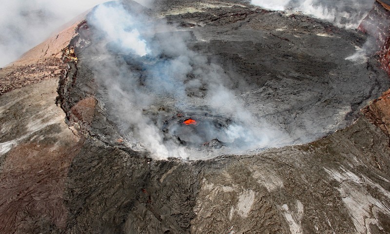 Havaí: maior vulcão ativo do mundo está em erupção pela primeira vez desde 1984