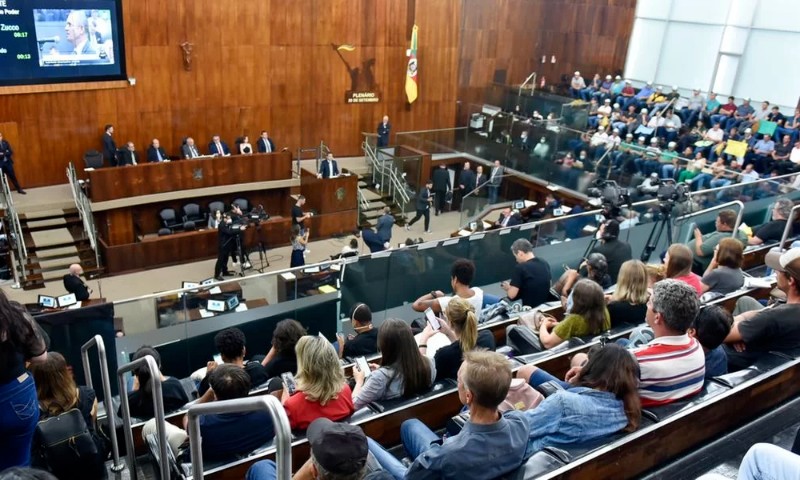 POLÍTICA: Assembleia aprova reajustes de FGs e CCs do governo do RS