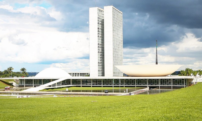 POLÍTICA: Câmara aprova aumento de salários a presidente, vice, deputados e senadores