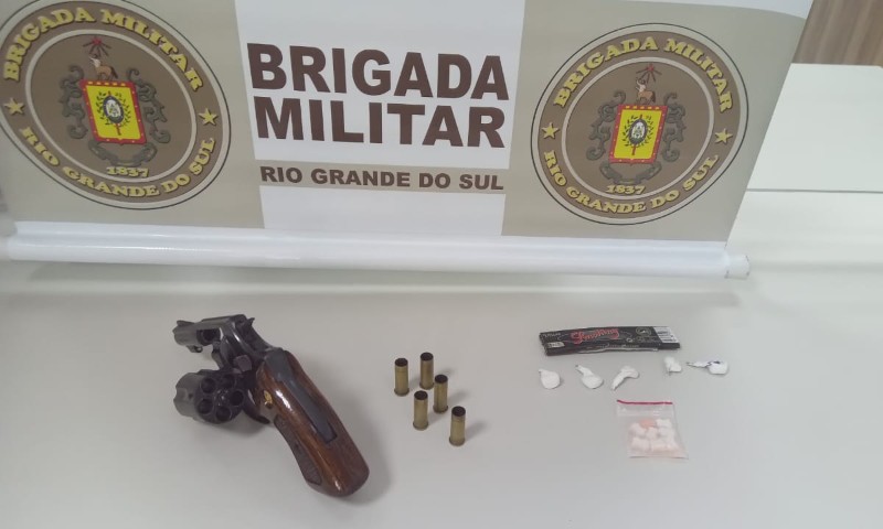 Brigada Militar de Marau realiza prisão por porte ilegal de arma de fogo e tráfico de drogas