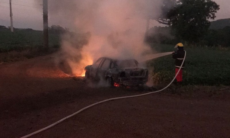 Corpo de Bombeiros de Marau realiza combate a incêndio veicular entre Marau e Vila Maria