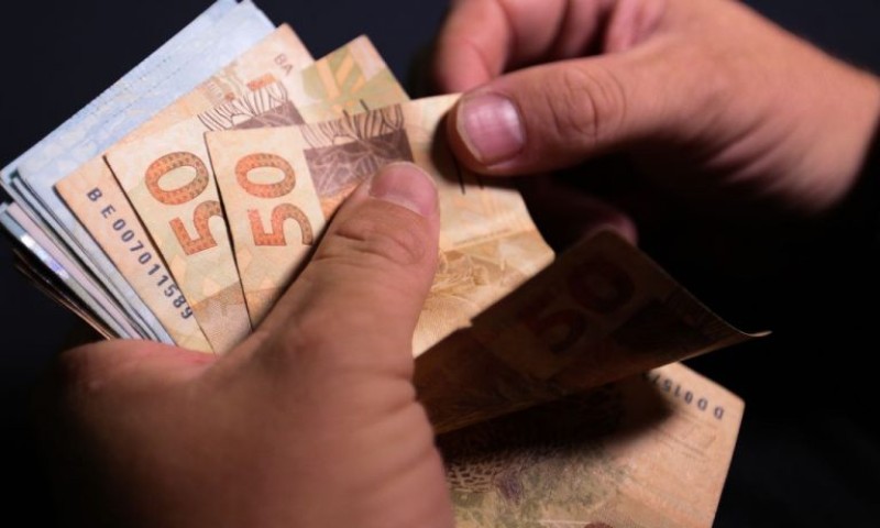 ECONOMIA: Lula confirma salário mínimo em R$ 1.320 e faixa de isenção do IR em R$ 2.640