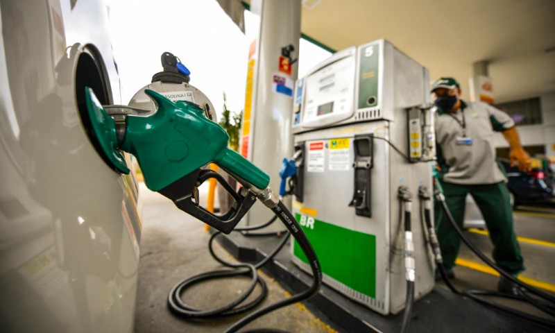 ECONOMIA: Gasolina sobe 6,1% e atinge R$ 5,57 nos postos, mais do que o previsto após volta de impostos