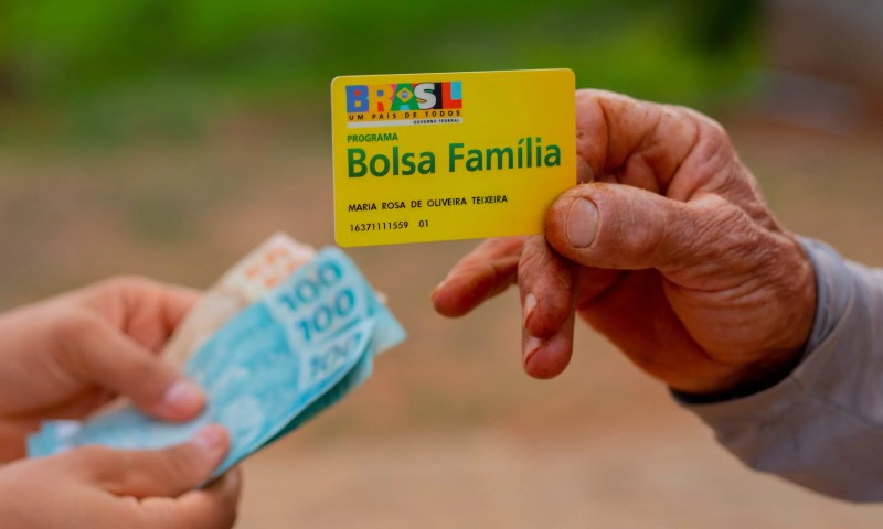 ECONOMIA: Bolsa Família é maior que mercado de trabalho em 13 estados do Brasil