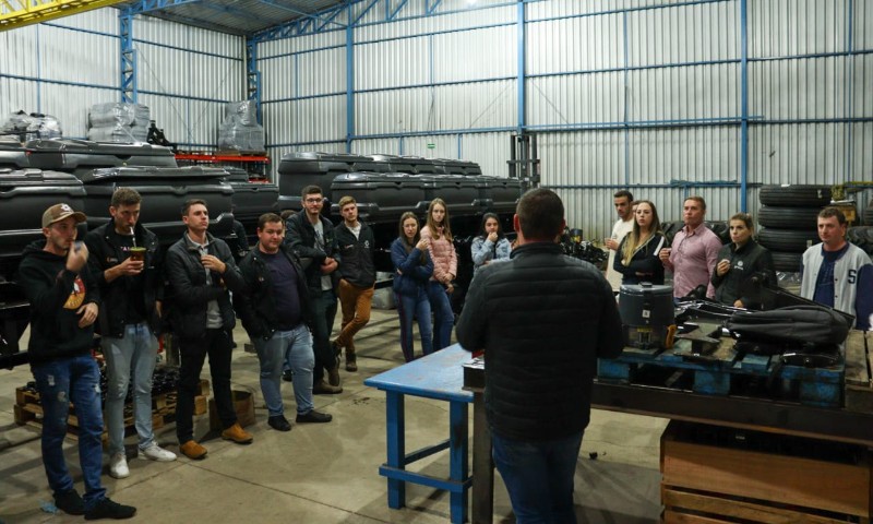 Acadêmicos de Agronomia realizam visita técnica à empresa LBF Industrial