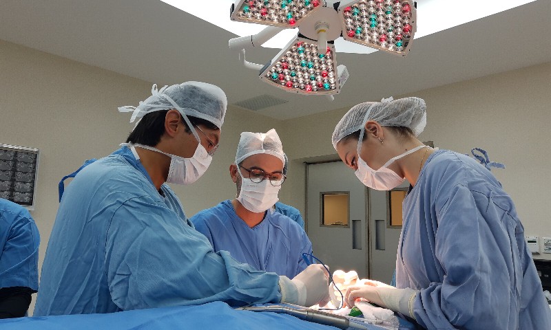 Primeiro procedimento de implante auditivo de condução óssea em Passo Fundo é realizado no Hospital de Clínicas